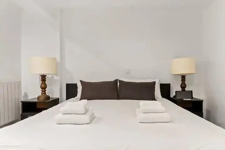 Huge Duplex With Private Garden Next To Las Ramblas Barcellona Spagna