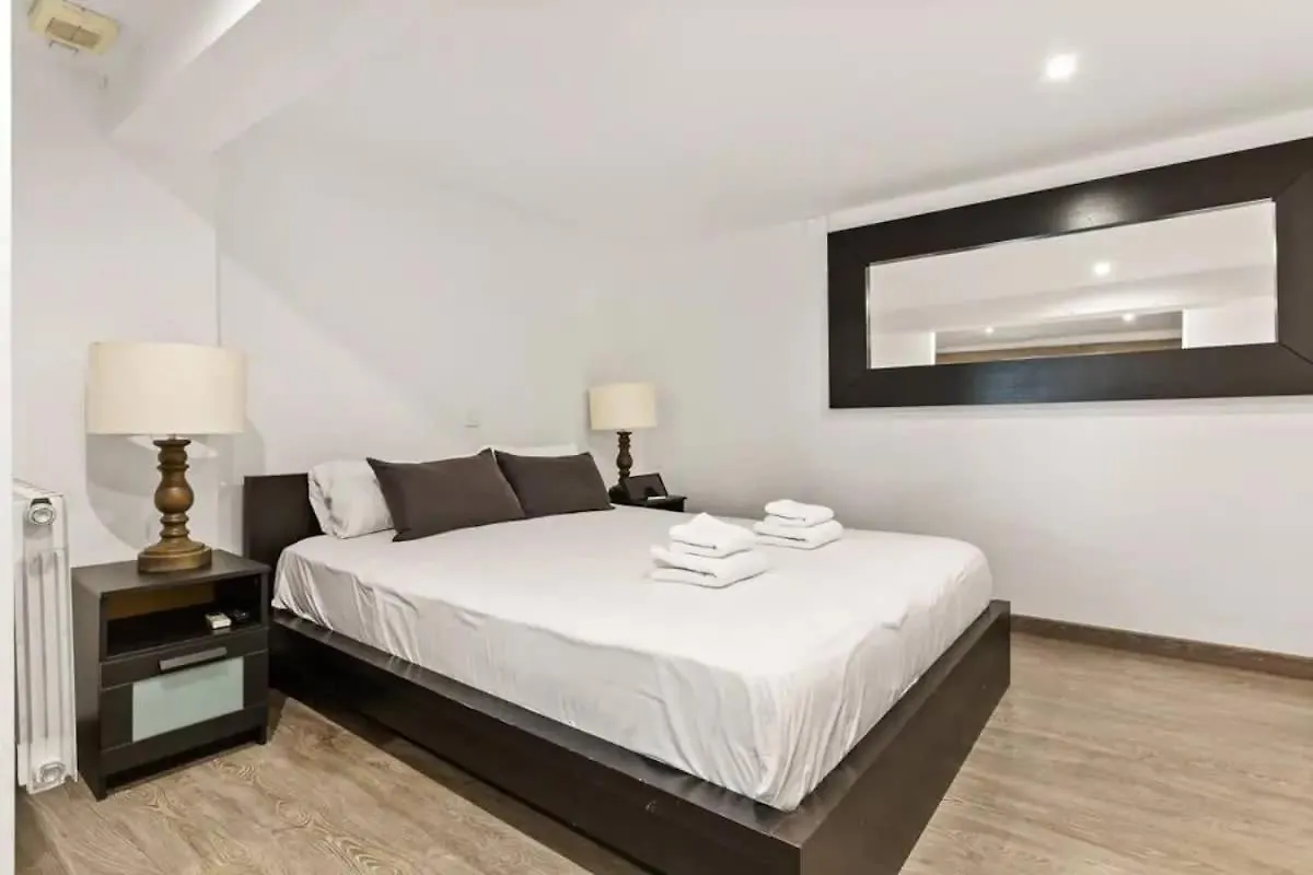 Huge Duplex With Private Garden Next To Las Ramblas Barcellona Appartamento